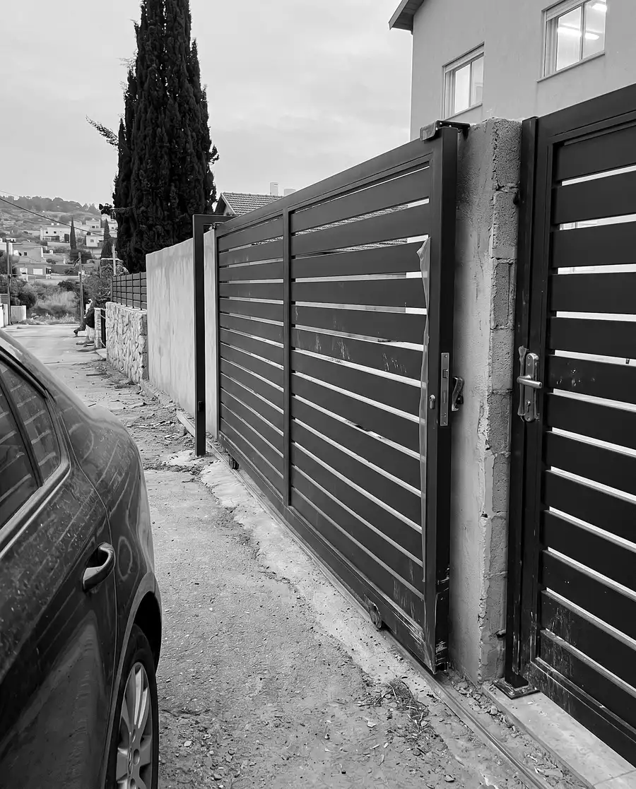 שער אלומיניום באותו גוון של הבית